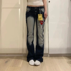 Bootcut lowwaist byxor  - Suuuper snygga ed hardy liknande bootcut lowwaist byxor , de har inga defekter och är knappt andvända . Skriv till mig för fler frågor 💕