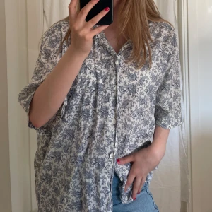 Blåvit Skjorta - Skjorta jag köpt second hand. Tunt material som är perfekt på sommaren