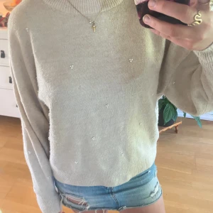 H&M stickad tröja med pärlor - Lite nopprig men går lätt att fixa