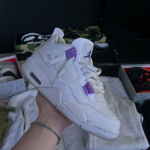 Jordan 4 metallic purple - Jordan 4 metallic purple i bra skick pris kan diskuteras vid snabb affär🤝🏼 crease skydd och box medföljer