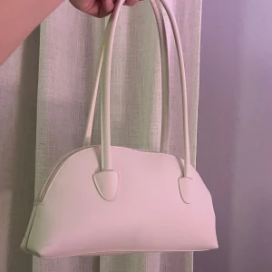 Vit väska - Kommer inte till användning, använd en gång så som ny men med några ljusa små fläckar i efter smink❤️ 