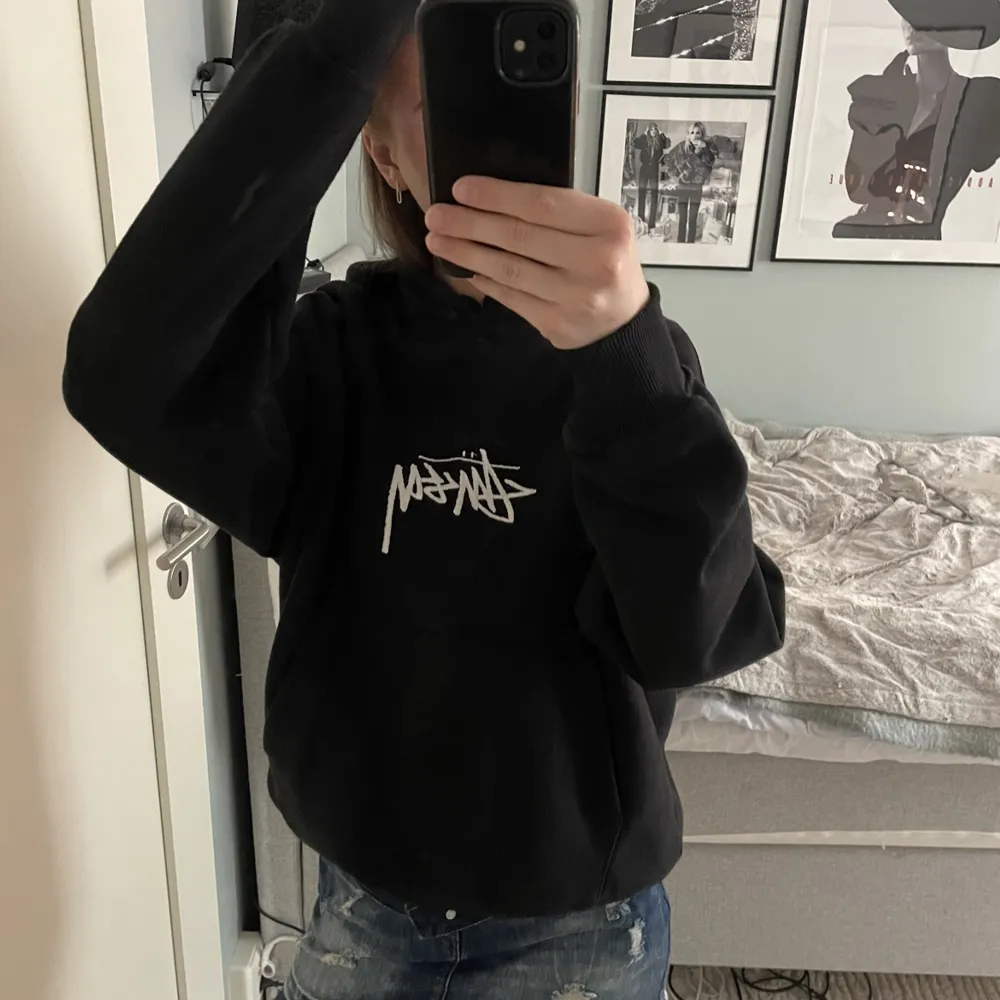 Såå fin svart stussy hoodie, nästan aldrig använd! Storlek S. Kommer inte till så mycket användning så tänkte titta intresset! Skriv för fler frågor💗. Hoodies.