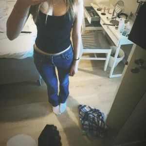 Zara jeans  - Populära snygga jeans från zara, har använt dom än del men inget som märks förutom en liten spretning i rumpan, och ett litet hål längs ner då dom har varit för långa på mig, men inget som märks