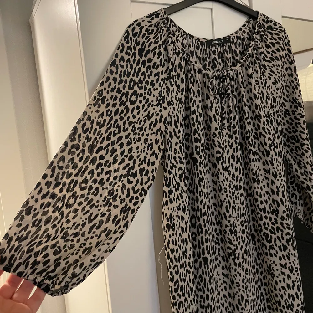 En skön och luftig leopard mönstrad tunika från ginatricot . Klänningar.