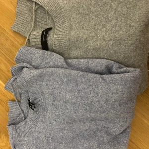 stickad törja - säljer 2 stickade tröjor i blå och grå🩷🌸💛den blåa och gråa är knappt användasäljer för 120kr