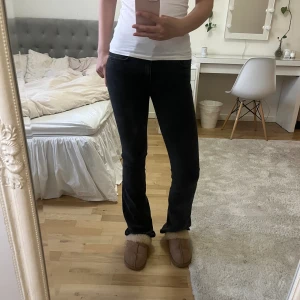 Bootcut jeans🤍 - Säljer ett par supersnygga jeans som tyvärr blivit försmå för mig. Köpta för ca 4 månaders sen men är knappt använda. Köpta för 400kr, säljer för 200kr. Skriv för fler frågor eller bilder🤍