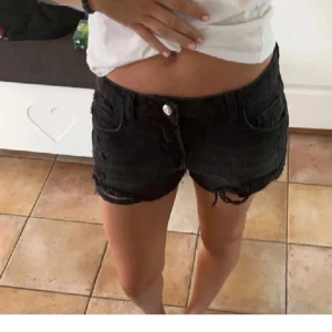 Lågmidjade Jeansshorts  - Säljer dessa fina lågmidjade Jeanshorts i strl 40 Sitter som M Första bilden är lpnad