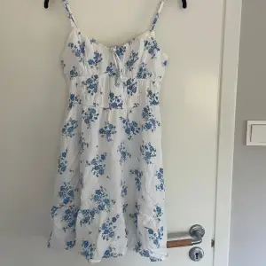 Somrig blommig klänning från hollister, köpt för 600kr men säljer för 279kr, nytt skick❤️