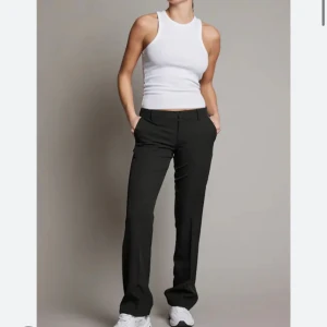 Kostymbyxor BikBok - Jag säljer ett par svarta populära kostymbyxor från bikbok med medelhög midja. Kostymbyxorna är i fint sick! Säljer för att dom inte kommer till användning😍Nypris: 500kr