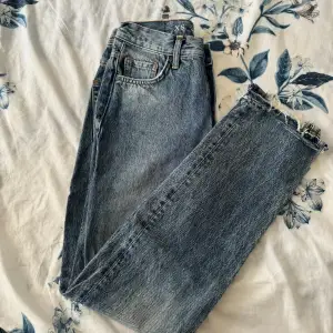 Säljer mina jeans från bik bok som inte kommer till användning. Har inga defekter. Vid fler bilder eller eventuella frågor kan man skriva privat💗☀️