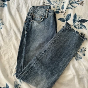 Jeans - Säljer mina jeans från bik bok som inte kommer till användning. Har inga defekter. Vid fler bilder eller eventuella frågor kan man skriva privat💗☀️