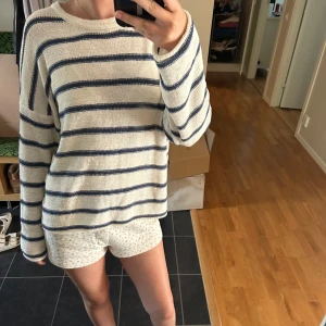 Söt tröja - Jätte söt tröja som passar till mycket 💕💕 knappt använd ☺️