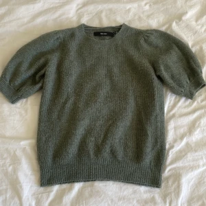 Grön stickad t shirt - Jättesöt grön stickad t shirt från vero moda!! Den är i fint skick och är använd fåtal gånger. Den är lite nopprig men det är inget man tänker på💞😍 perfekt att ha en sommarkväll! Köparen betalar frakten