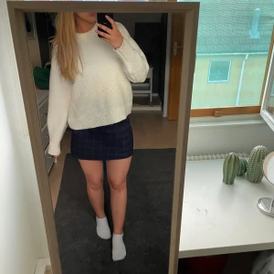 Navy kjol - En marinblå kjol med rutigt mönster!🌊 Ger lite Blair Waldorf känsla☺️ Är i bra skick, invikningen längst ner kan behövas strykas för att den inte ska vikas upp bara men inget man tänker på. Kan alltid diskutera pris och skicka fler bilder❣️