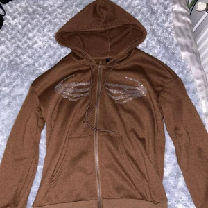 Kofta - Kofta från Shein i strl XS. Brun med detaljer i form av diamanter. Mjuk och värmande på insidan. Kontakta för mer information/fler bilder. Kan postas men isf står köpare för frakt, kan mötas upp i Malmö. 