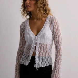 Söt topp från Nelly - Aldrig använd topp. Nyskick! Har fler bilder med prislapp kvar.