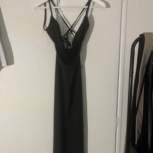 Klänning - Superfin klänning från nakd helt ny, prislapp kvar!✨