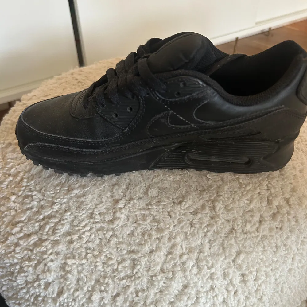 Säljer dessa Air Max 90 svarta som nya, storlek 40. Fick i present tyvärr för små för mig. Som nya! . Skor.