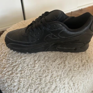 Air Max 90 svarta som nya - Säljer dessa Air Max 90 svarta som nya, storlek 40. Fick i present tyvärr för små för mig. Som nya! 