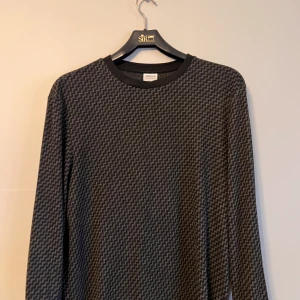 Armani crewneck - Armani crewneck i mönstring material, riktigt bra skick