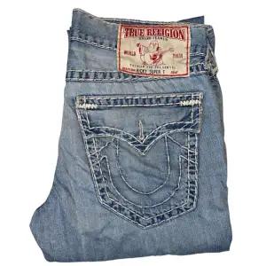 True Religion jeans Ricky fit, Super T stitch. W36. Saknar knapp på höger ficka. [Ytterbenslängd 111cm] [Innerbenslängd 83cm] [Midja 48cm] [Benöppning 23cm]