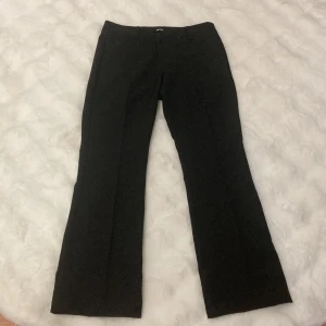 Kostym Byxor,bikbok låg midja  - Säljer mina bikbok kostym byxor, bara ändvända cirka 1-2 gånger strolek 36, passar tjejer till 150-58❤️ butik pris 499