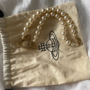 Vivienne Westwood halsband  - Längd: 43 cm Beställd från Zalando, nypris 2500:- 