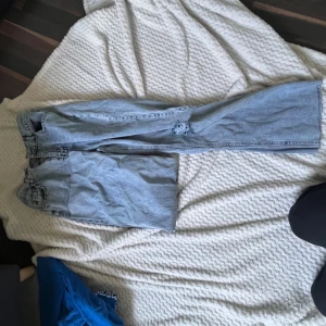Jeans - Håliga blåa jeans som är för stora i benen för mig