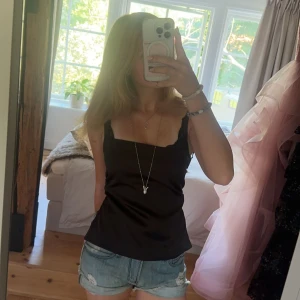 Knyt topp - Supercool topp med knyten där bak och är perfekt som fest topp!! Säljer för att den tyvärr inte används men den är som ny😍 Priset kan diskuteras vid snabb affär😉