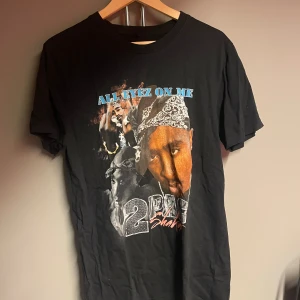 2 pac t-shirt - Riktigt snygg tröja, väldigt skön
