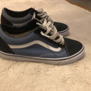 Blå svarta vans  - Ett par as snygga vans i size 43 bara använt ungefär 5-6 gånger, har inga defekter är i nyskick! Kom privat för frågor.