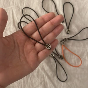 Lululemon band - Hej, säljer super gulliga Lululemon hårband,  säljer endast allihopa tillsammans 🫶🏻det är 10 styckna och oanvända 