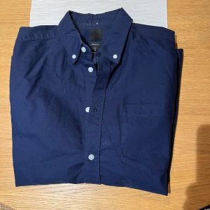 H&M Oxfordskjorta (S) - Skjorta från H&M. Marinblå, storlek S.  Knappt använd.