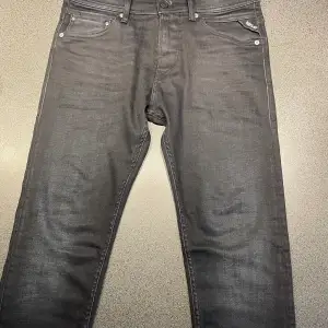 Svarta Replay jeans i modellen jondrill. Storlek 30. Är i topp skick, den ända defekten är ett knappt märkbart ihop sytt hål på baksidan av höger ben. Vid frågor så är det bara att skriva.