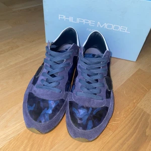 Philippe model - Tja, säljer dessa riktigt feta blå Philippe modelsen i storlek 42-43. De är lite andvända då mockan har börjat bli sämre men annars bra. 9/10 kondition. Mitt pris 1499. Ny pris 3500.