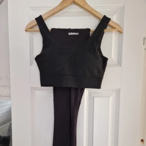 Stronger set - Stronger set i svart. 