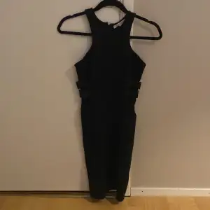 En svart klänning i storlek XS. Märke: NLY TREND