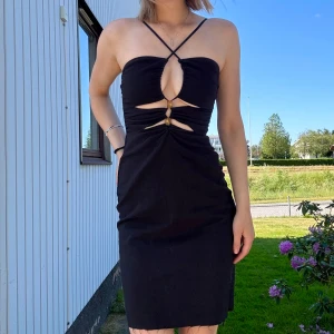 Klänning från zara - Snygg midi klänning!