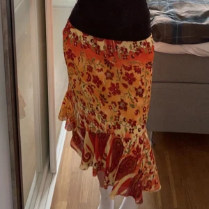 Kjol - Kjol med blommor 