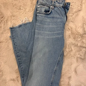 Zara jeans - Raka jeans med slits. Använda ett fåtal gånger 