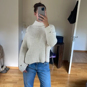 Stickad tröja med slitningar - Så najs stickad tröja från Dilvan Knit💕strlk står ej, gissar på M