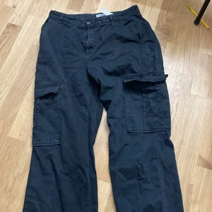 Cargo byxor  - Fina och svarta, de är storlek M-L