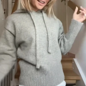 Stickad Hoodie  - Jättefin slutsåld stickad hoodie från Zara❣️❣️ (Första bild lånad)