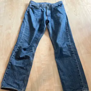 Mörkblåa/marinblåa Vailent jeans i storlek M. Inte ens använda 10 gånger.