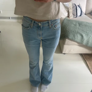 Ginatricot jeans - Ljusa, utsvängda jeans från Gina som är använda några få gånger!