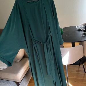 Klänning/ abaya  - Nyskick, använd 1 gång  Går att ha både som klänning och som en abaya. Storlek är xl passar mer en S . Går att ha den innerklänningen för sig också. Redan nedsatt pris ! 