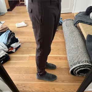 Dobber byxor - Använda 1 gång. Riktigt skönt material på dem. Använder dem inte då jag anser att de är lite för smala. Jag är 190 cm lång. Pris kan diskuteras 