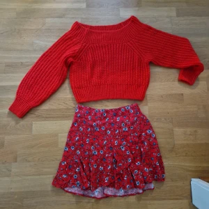 Sommarset - Sommarset: röd stickad off shoulder tröja med tillhörande kjol. 