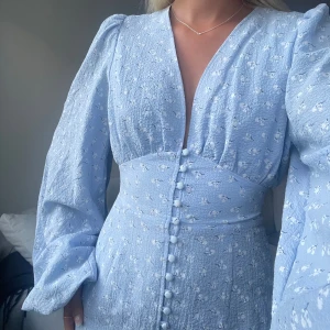 Adoore Klänning - Säljer denna fina klänningen från Adoore💙 Använd en gång