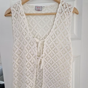 Virkad "spets" kofta - Så fin spetskofta som passar perfekt till sommaren. Älskar knytningen framtill! Knappt använd😊